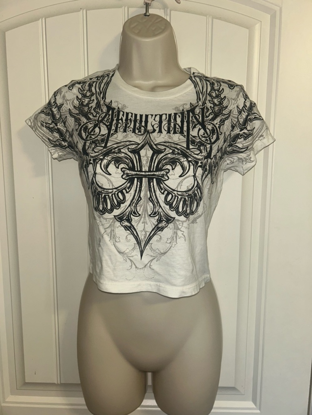 NEW Affliction White Cropped Tee with Black Ornate Crest Sz S